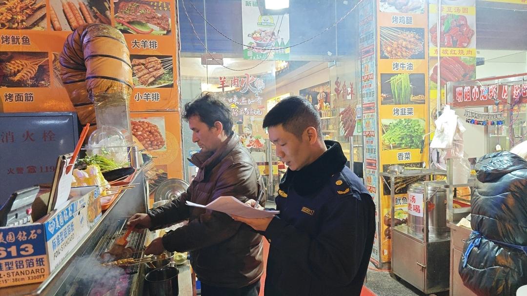 新邵縣城管局開展為期一周的餐飲油煙污染摸排整治行動