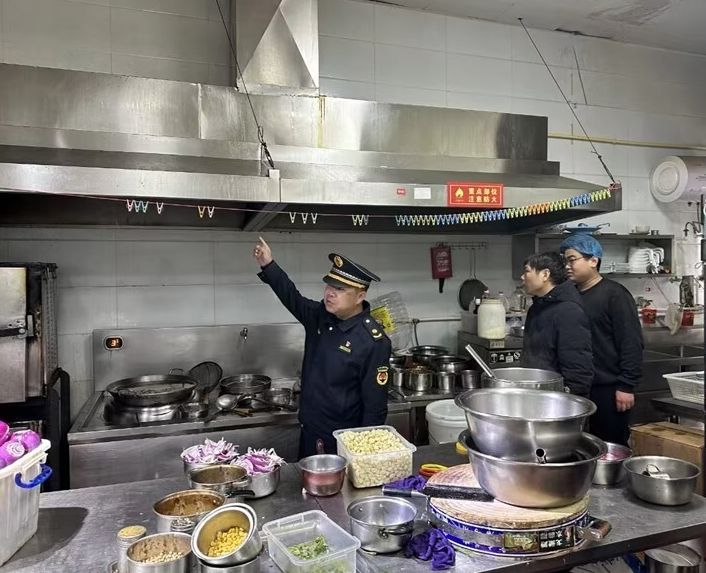 濟源路街道多舉措開展餐飲油煙治理