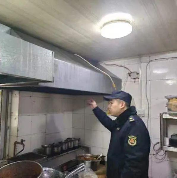 航空中隊開展轄區內餐飲油煙污染治理工作