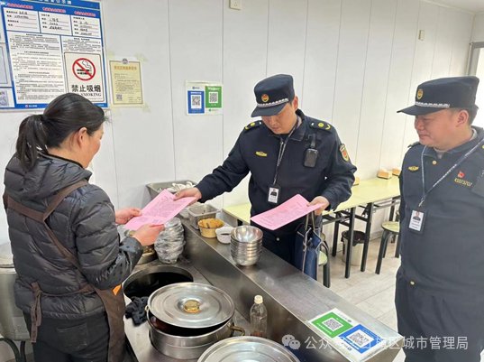 紅旗區城市管理局多措并舉開展餐飲油煙專項檢查行動