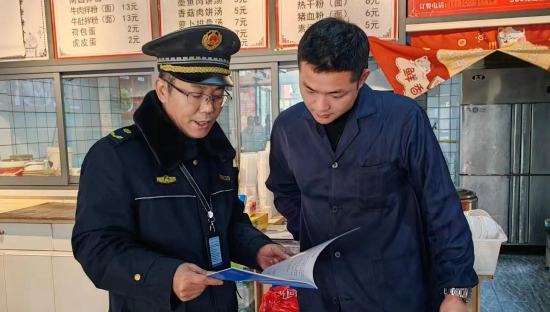 塘山鎮綜合行政執法隊開展了餐飲油煙污染整治行動