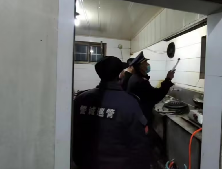 田莊鎮綜合行政執法中隊黨支部開展餐飲油煙污染專項整治行動
