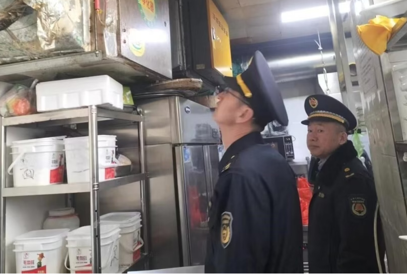港街道綜合執法中隊做好餐飲油煙排放專項整治
