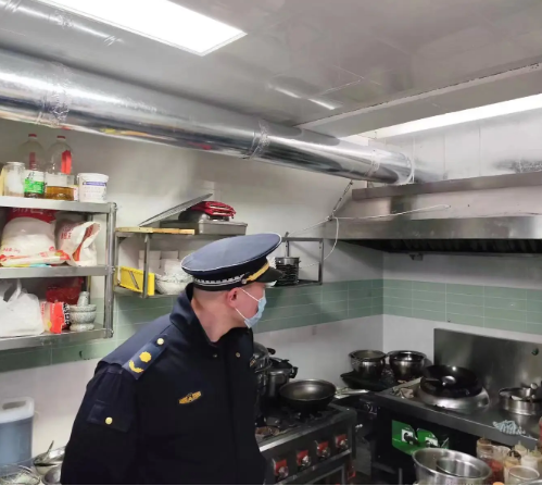 云南路街道中隊開展轄區餐飲門店油煙凈化設施專項排查整治行動