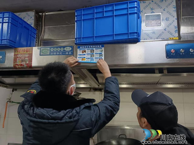 魚塘街道綜合行政執法隊開展油煙凈化器排查整改工作