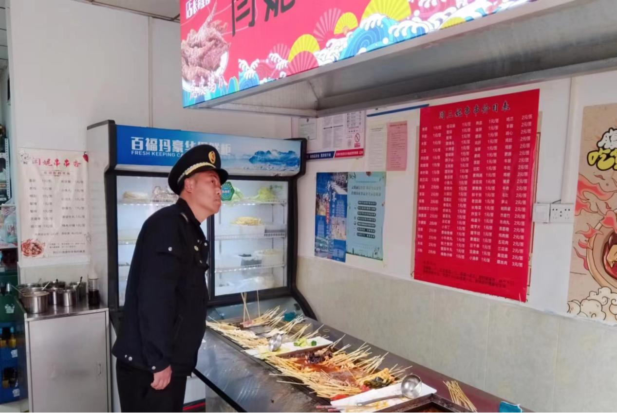江山路執法中隊開展餐飲門店油煙凈化設施安裝、清洗情況檢查