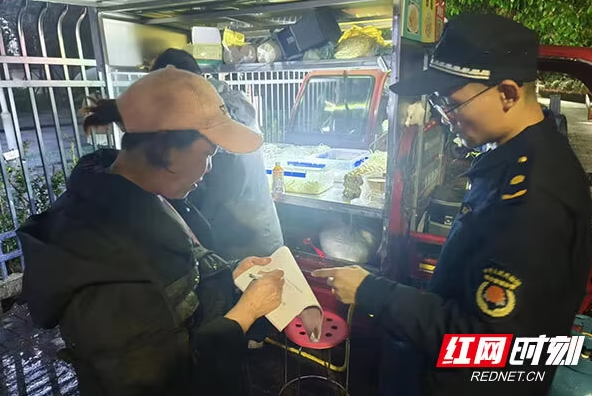 石峰區城管大隊開展露天餐飲油煙治理行動