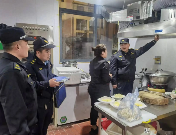 薛城區綜合行政執法大隊三舉措開展餐飲油煙突擊夜查
