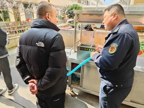 赤溪鎮綜合行政執法隊開展餐飲油煙專項整治行動