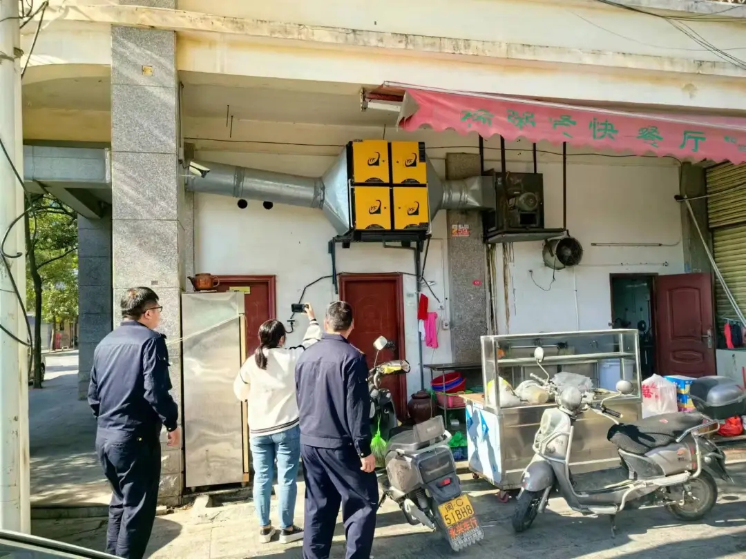 永和鎮綜合執法隊開展餐飲油煙污染整治行動