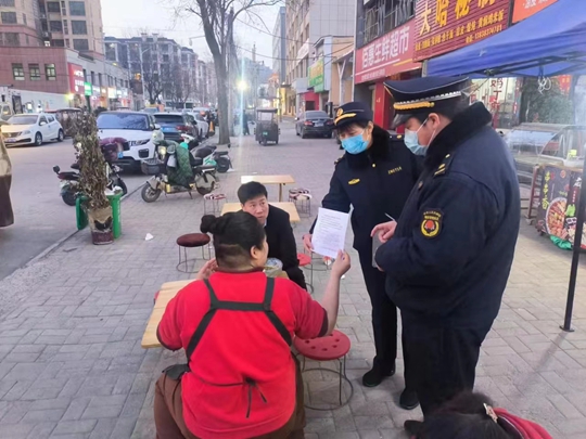 東風路街道綜合執法隊三舉措抓實春季露天燒烤油煙污染防治專項工作