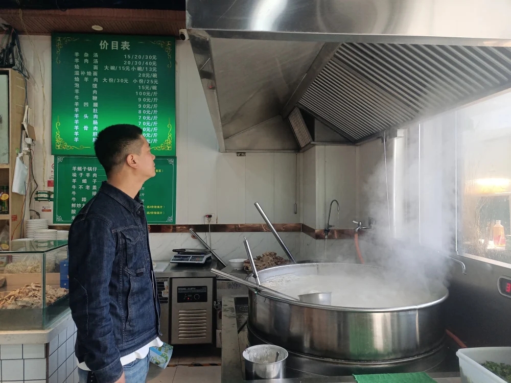 龍湖辦事處開展餐飲單位油煙及散煤污染整治行動
