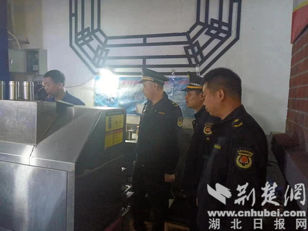 荊門市城管執法督察支隊持續推進餐飲油煙污染專項治理行動