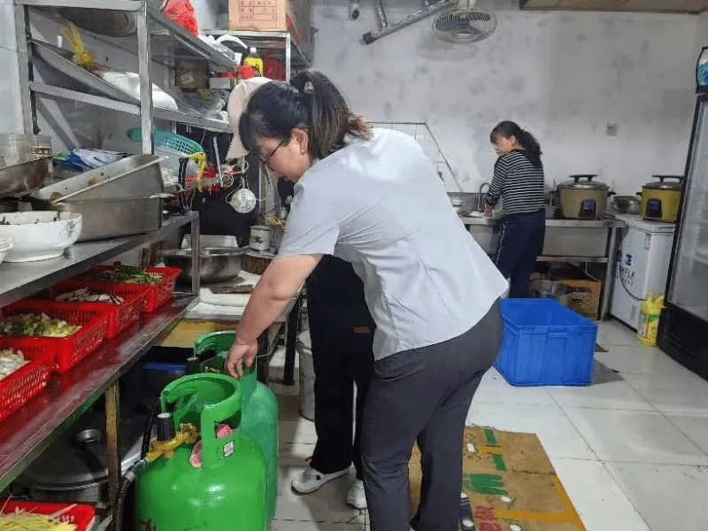 西塘街社區開展轄區餐飲門店安全綜合檢查