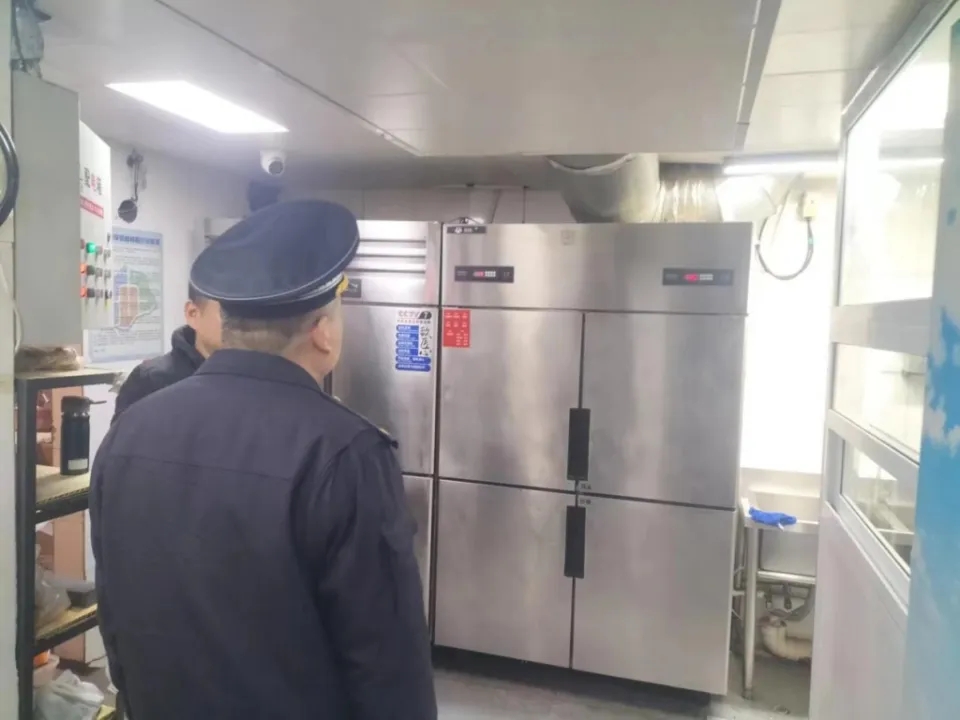 大港街道綜合執法中隊開展油煙排放專項檢查行動
