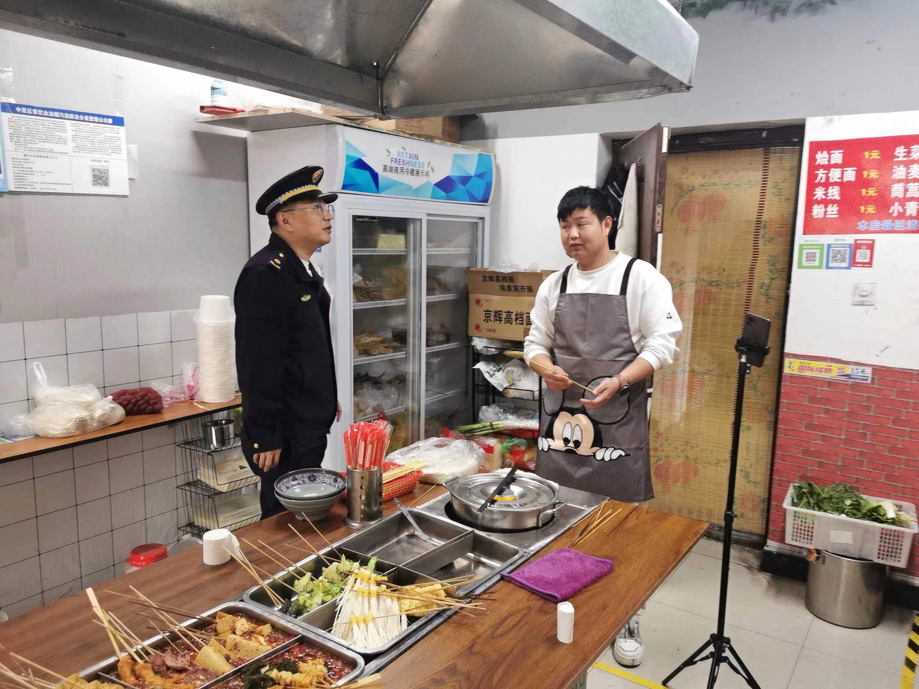 須水街道辦事處執法中隊開展轄區內餐飲門店油煙專項整治行動