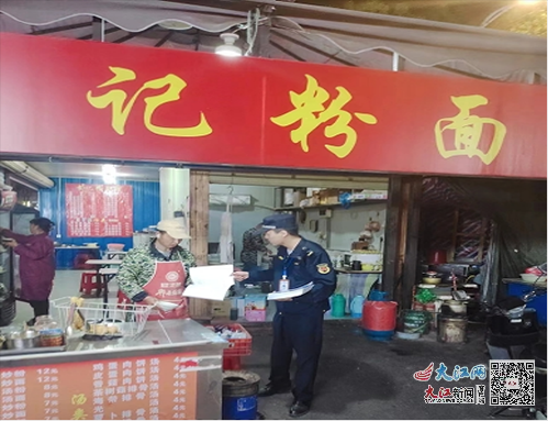 蛟橋街道行政執法辦開展餐飲油煙治理專項行動