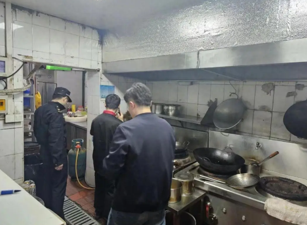 芷江西路街道城市綜合執法隊開展油煙凈化設施專項督察活動