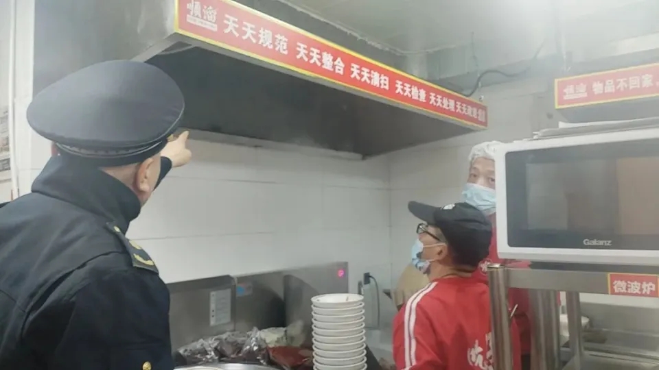 迎澤區城鄉管理綜合行政執法大隊四舉措推進餐飲油煙污染專項整治