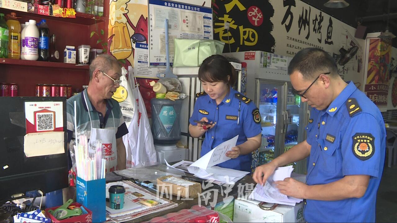 東興區綜合行政執法局檢查轄區餐飲店的油煙治理情況