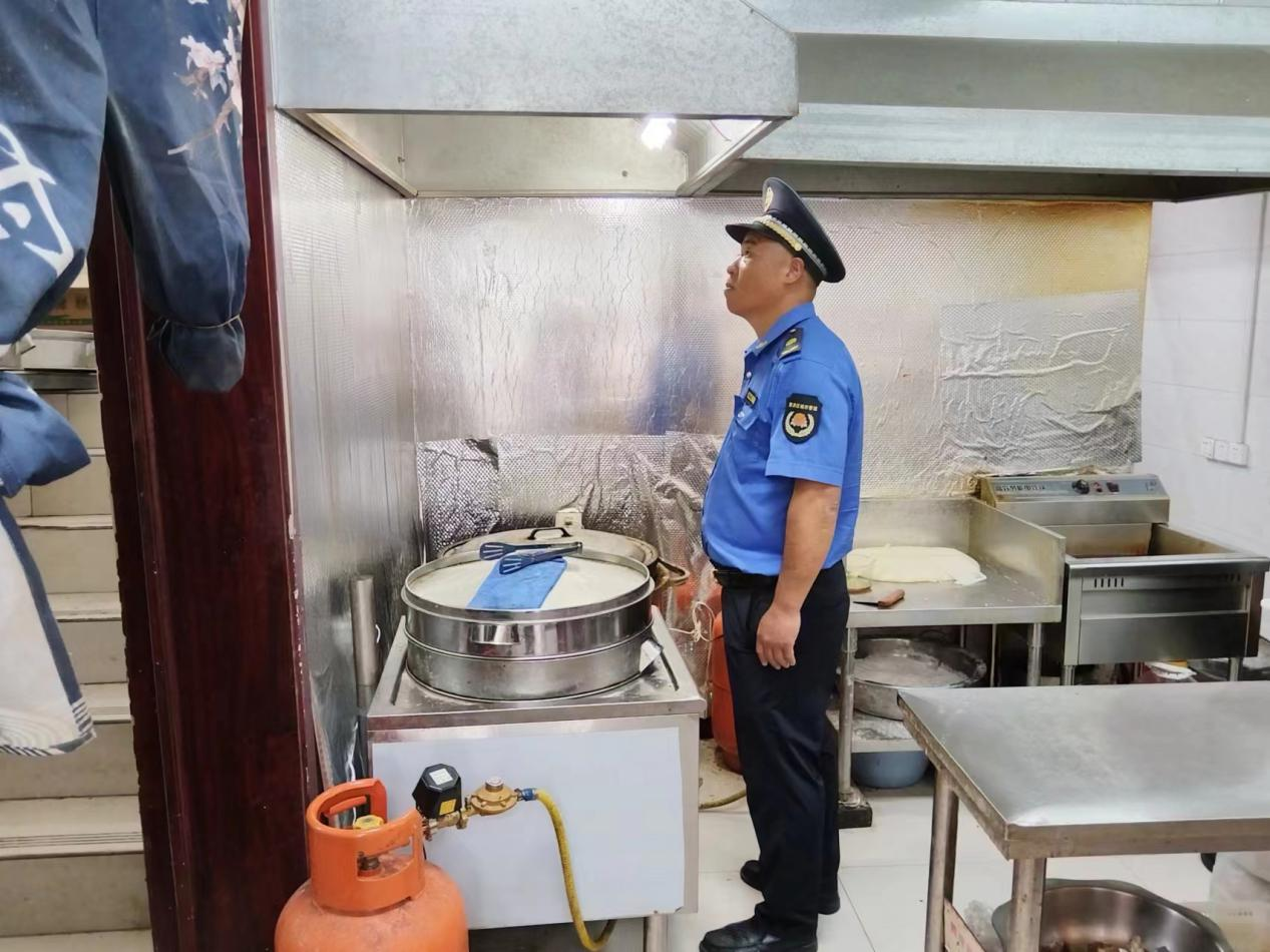 江山路執法中隊開展轄區內餐飲油煙凈化排查行動