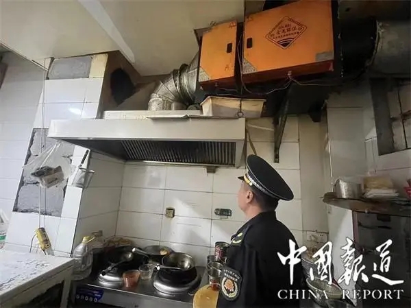 開平路街道綜合行政執法中隊開展餐飲油煙專項整治行動