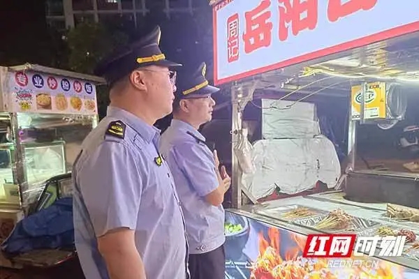 石峰區兩部門聯合整治露天餐飲油煙違規行為