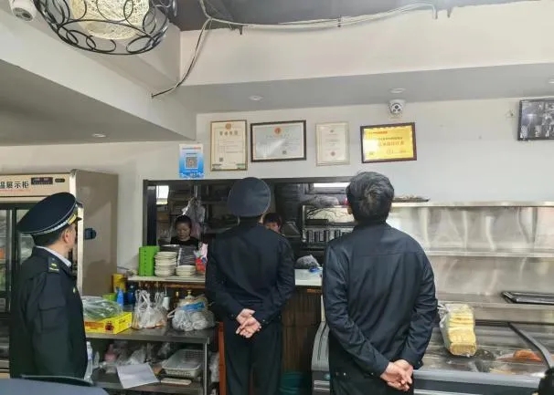 雙山街道多部門聯合開展轄區內餐飲業油煙擾民問題聯合執法檢查