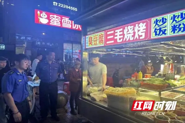 天元城管開展餐飲油煙整治行動
