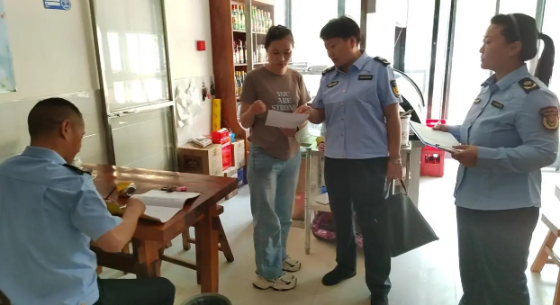 豫龍鎮綜合行政執法大隊開展轄區油煙餐飲單位油煙環保宣傳工作