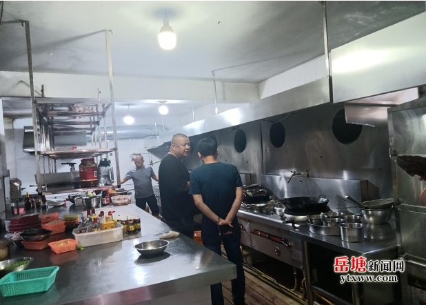 荷塘街道開展餐飲油煙污染排查整治行動