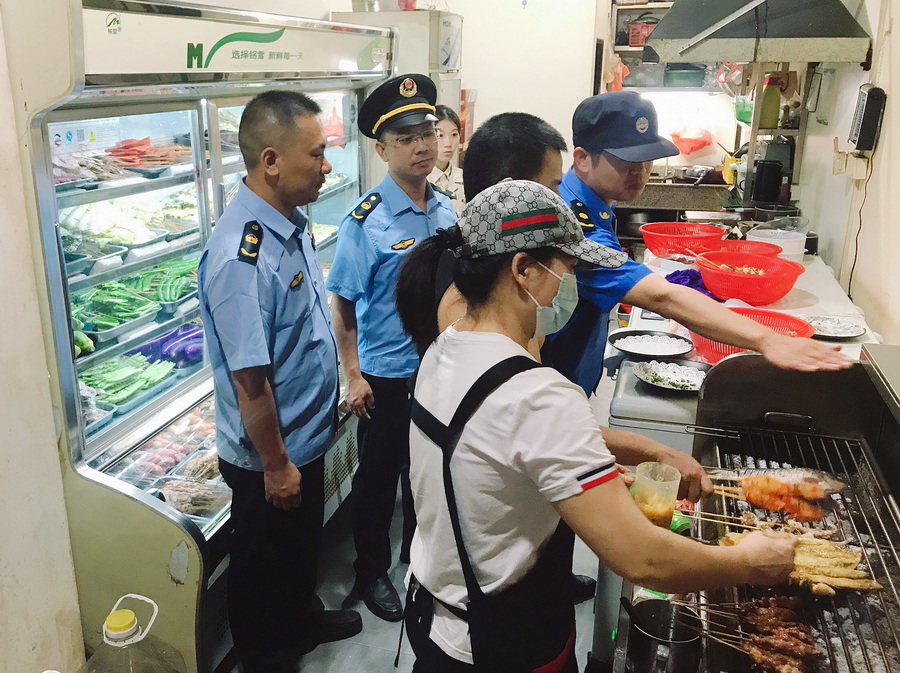 漳州開發區環境保護局、綜合行政執法局聯合開展餐飲油煙專項檢查