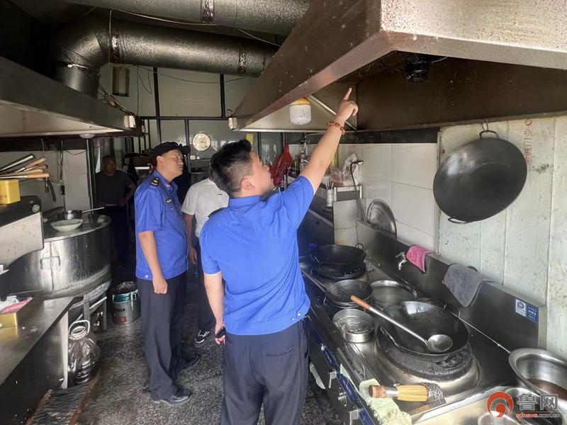 興仁街道開展餐飲油煙污染專項治理行動