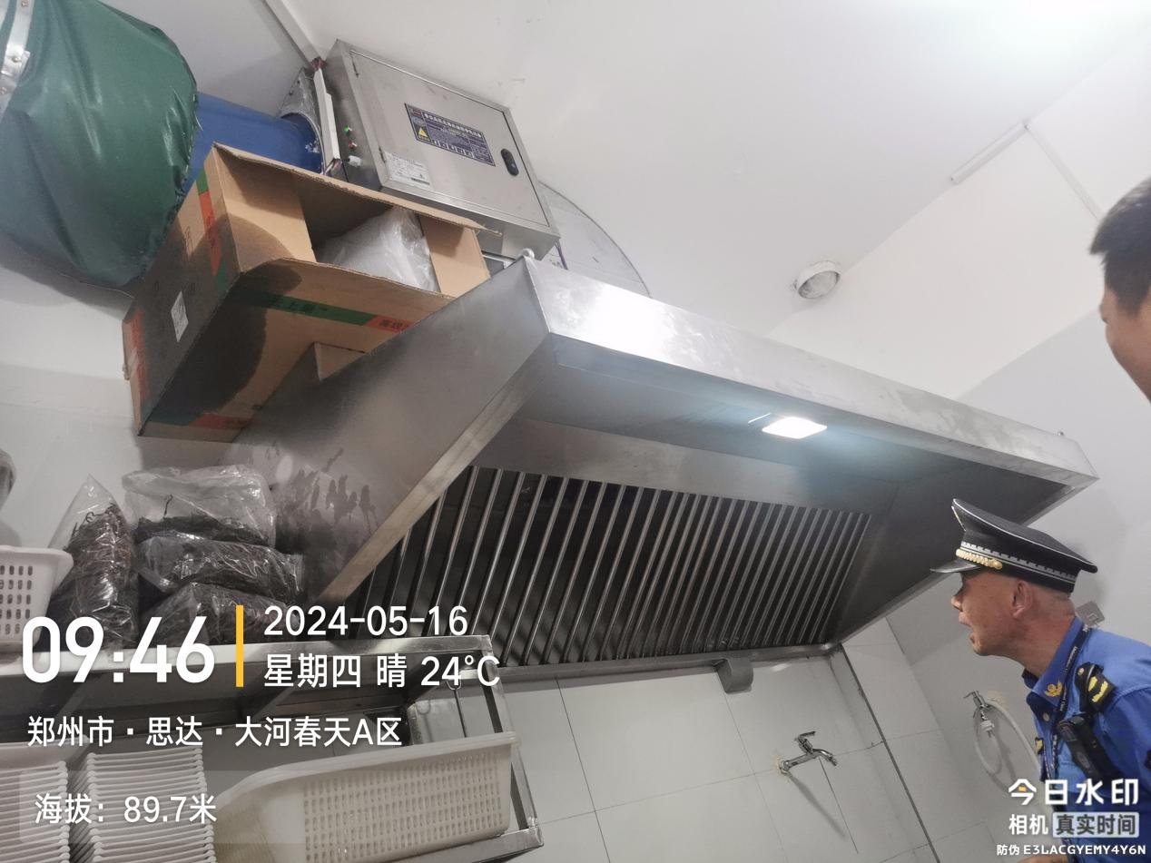 東風路執法中隊開展餐飲油煙專項整治工作