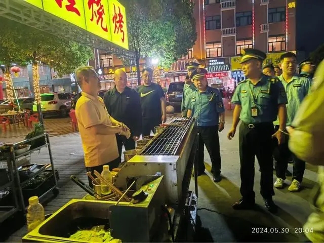 宛城城管執法大隊開展夏季露天燒烤餐飲油煙污染整治專項行動