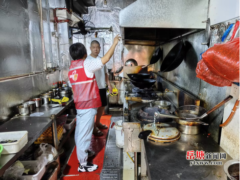 長城社區開展餐飲門店環保安全巡查行動