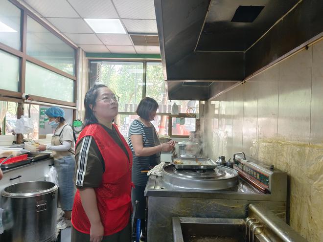 杜甫路街道安康社區開展轄區內餐飲店油煙凈化大排查活動