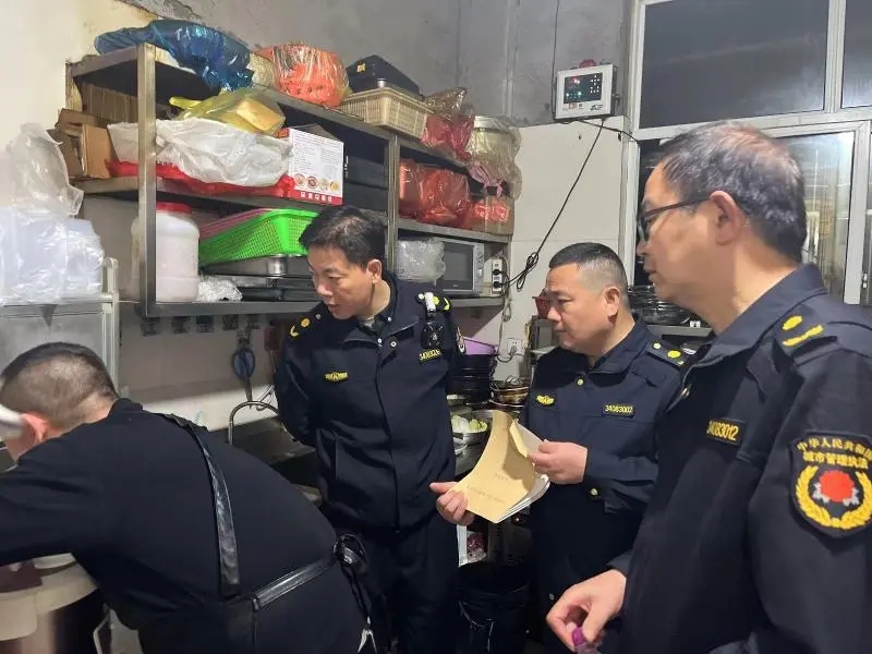 南譙區城市管理局三舉措推進餐飲油煙專項治理行動