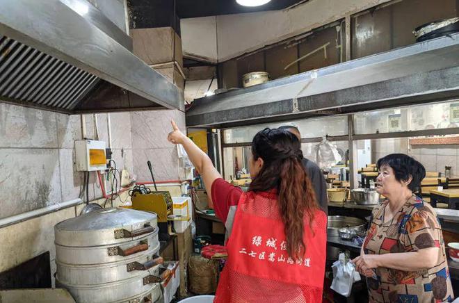 珠江社區開展餐飲行業油煙常態化治理行動