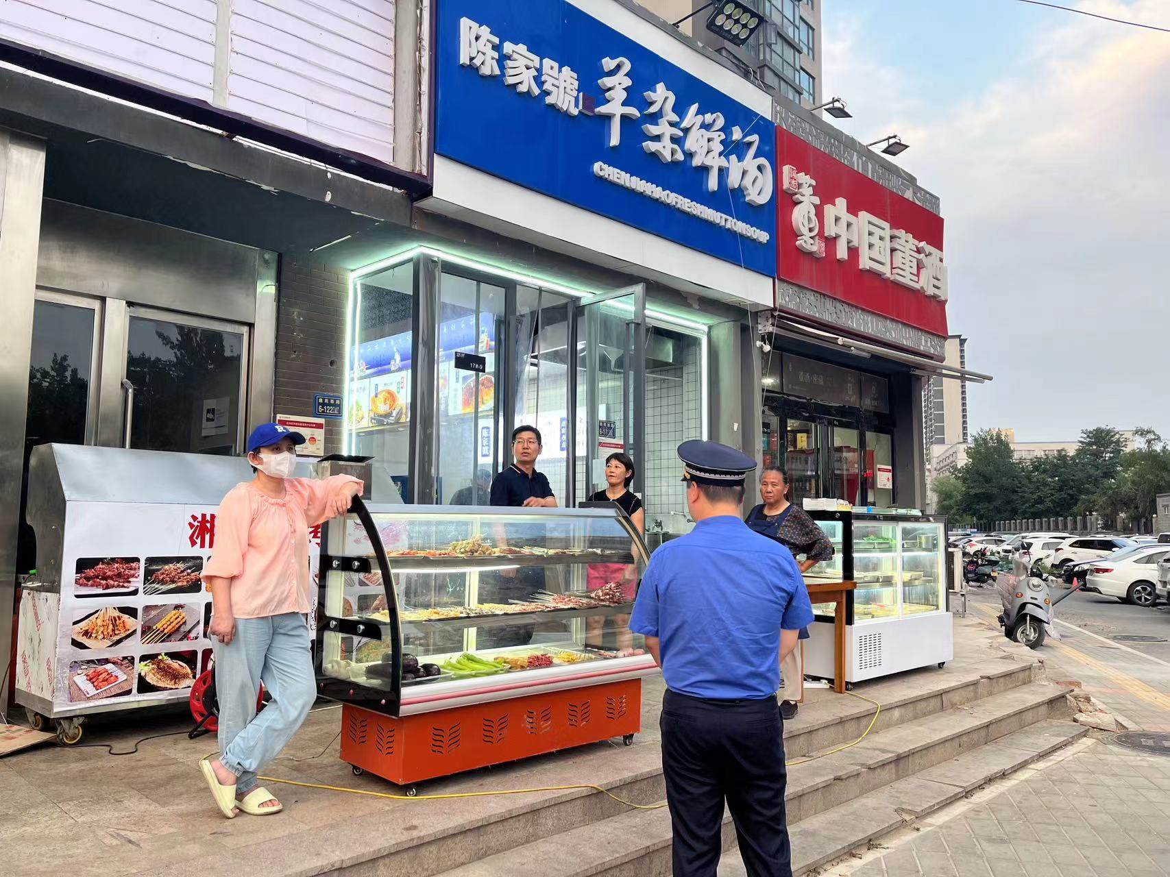 北林路執法中隊開展夜市餐飲商戶油煙處置巡查整治行動