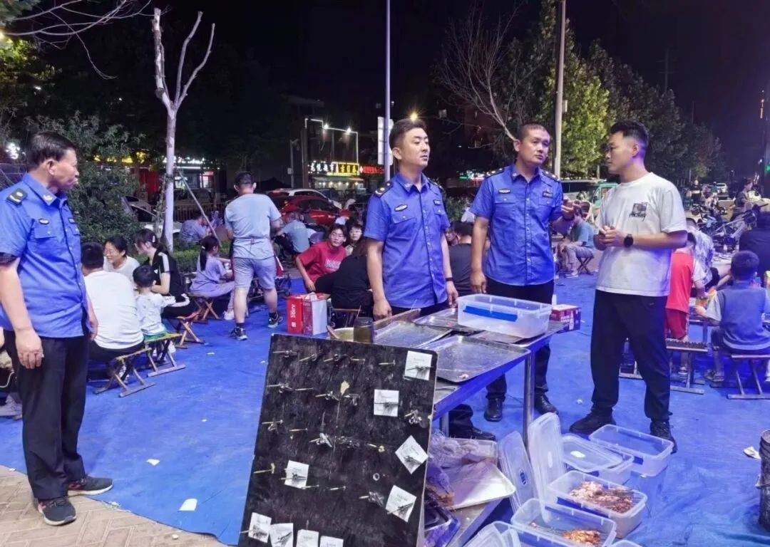 臨邑縣綜合行政執法局在開展露天燒烤專項整治行動