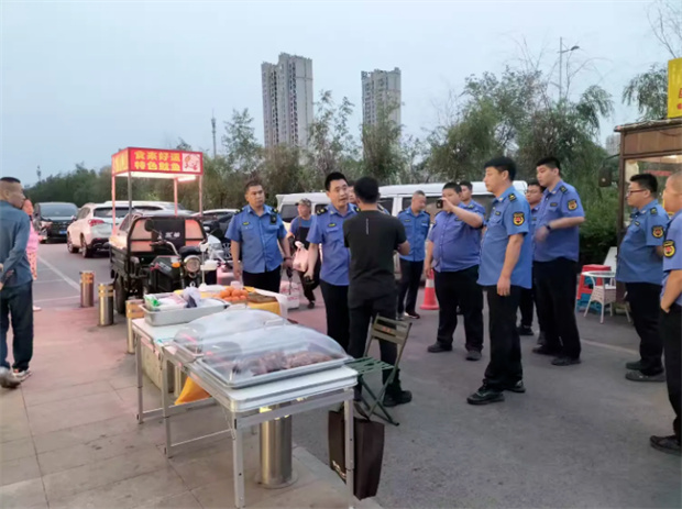 順城區綜合行政執法隊開展露天燒烤集中整治專項行動
