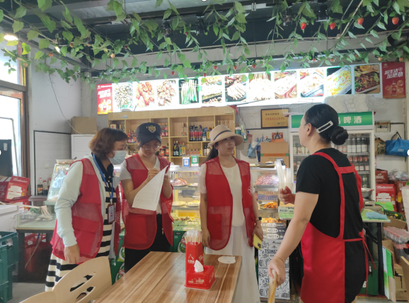 大石橋街道同樂社區宣傳嚴控餐飲油煙知識及油煙專項治理巡查工作