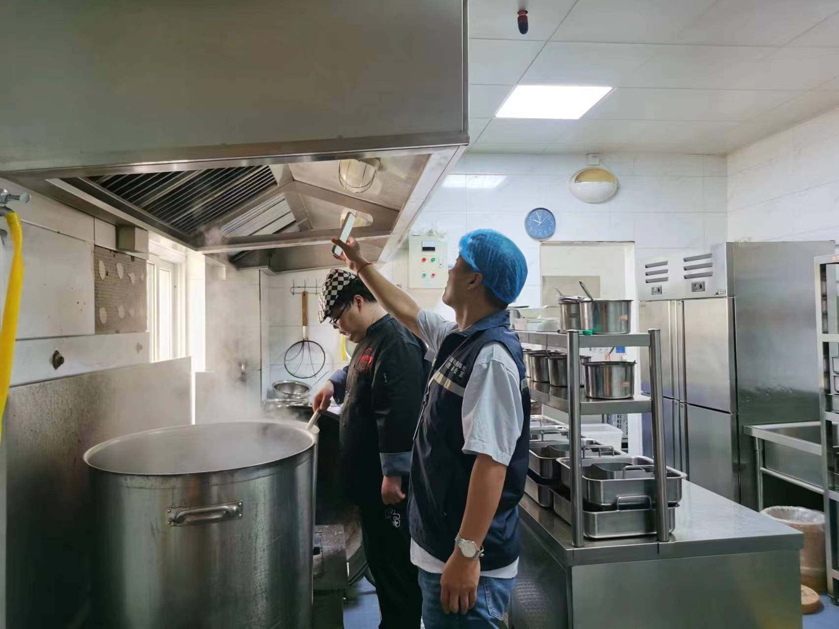 濟源路街道開展餐飲門店油煙凈化器運行情況全面排查整治