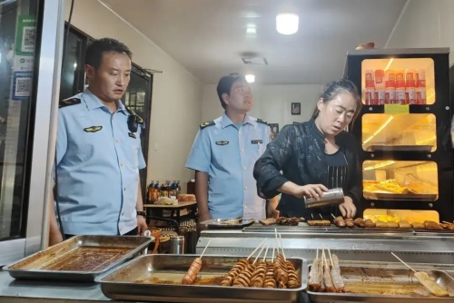岷陽鎮市場監管所開展燒烤店油煙凈化夜查行動