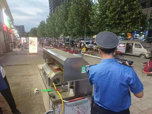 漯河市城市管理綜合執法支隊直屬大隊開展露天燒烤油煙綜合整治