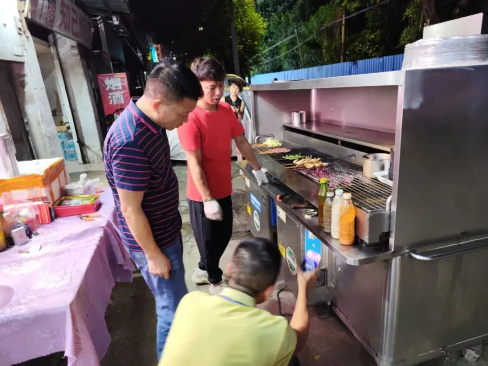 禪城多部門聯合嚴查露天燒烤檔油煙排放