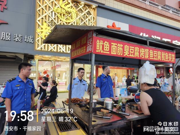 新華路街道開展重點區域流動攤點餐飲油煙專項整治行動