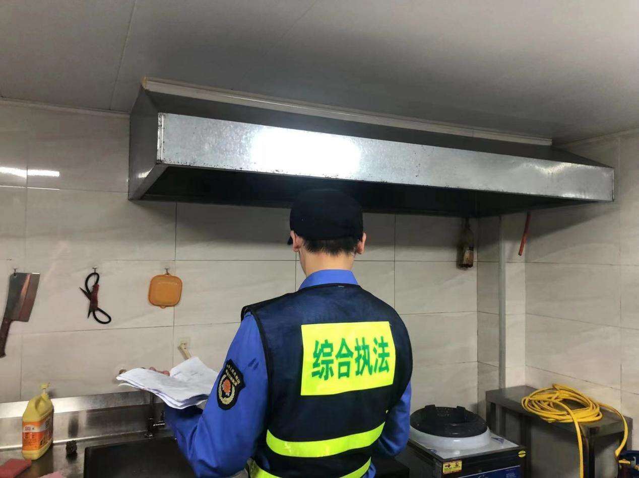 阜溪街道執法隊開展餐飲油煙排查整治行動