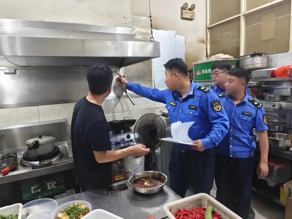 臺兒莊區綜合行政執法局三舉措開展夏季露天燒烤、餐飲油煙污染專項整治行動
